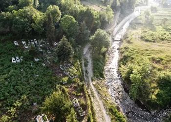 Yarım bırakılan dere ıslahı mezarlıklar için risk oluşturuyor