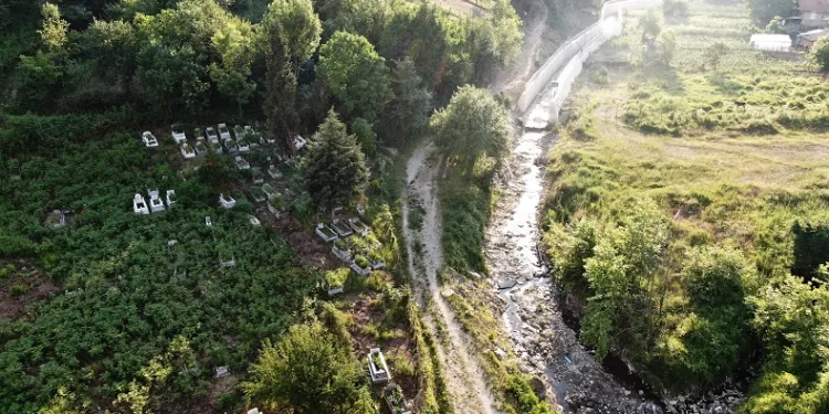 Yarım bırakılan dere ıslahı mezarlıklar için risk oluşturuyor
