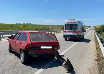 Önündeki otomobile çarpan kamyon sürücüsü arkasına bakmadan kaçtı: 2 yaralı