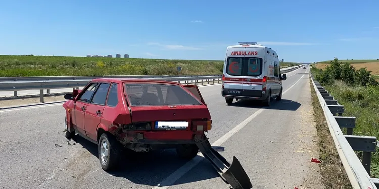 Önündeki otomobile çarpan kamyon sürücüsü arkasına bakmadan kaçtı: 2 yaralı