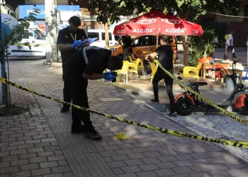 Mescitten çıkan adamı topuğundan vurdu
