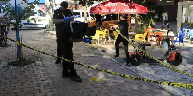 Mescitten çıkan adamı topuğundan vurdu