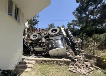 Devrilen iş makinesinin altında kalan çocuk hayatını kaybetti