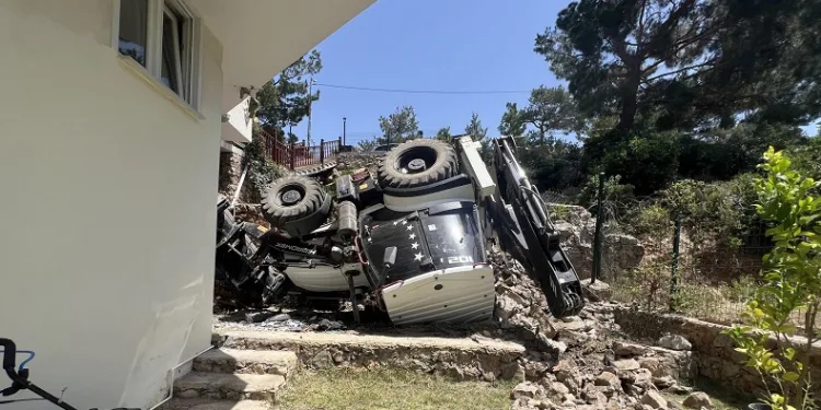 Devrilen iş makinesinin altında kalan çocuk hayatını kaybetti