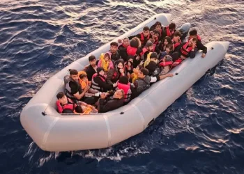Şişme bottaki 31 düzensiz göçmen yakalandı