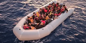 Şişme bottaki 31 düzensiz göçmen yakalandı