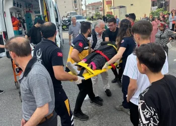 Yolun karşısına geçmeye çalışan kadına motosiklet çarptı