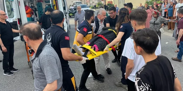 Yolun karşısına geçmeye çalışan kadına motosiklet çarptı