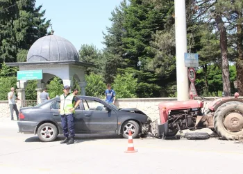 Otomobil ile traktör kafa kafaya çarpıştı 1 yaralı