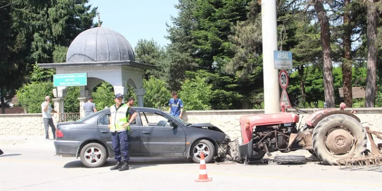 Otomobil ile traktör kafa kafaya çarpıştı 1 yaralı