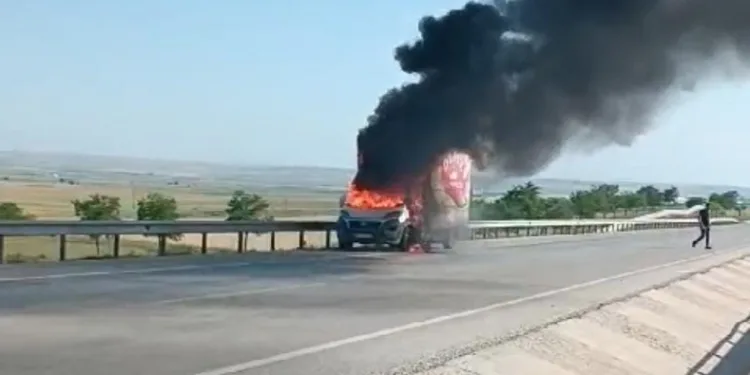 Ekmek dağıtım aracı yanarak kullanılmaz hale geldi