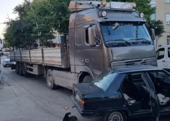 Tır ile otomobil çarpıştı