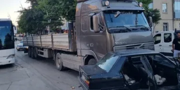 Tır ile otomobil çarpıştı