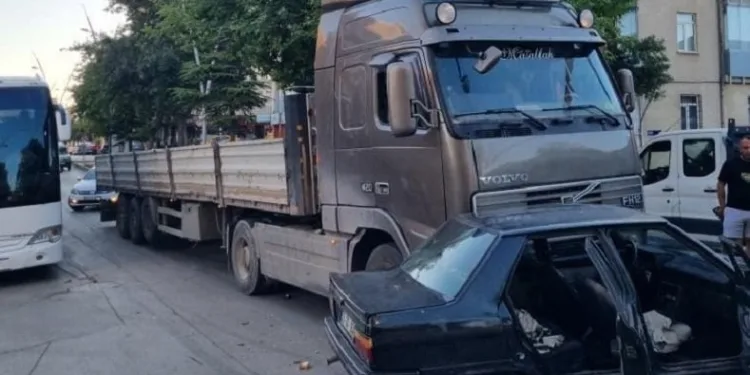 Tır ile otomobil çarpıştı