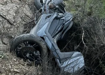 Motosikletiyle 30 metrelik uçurumdan yuvarlanan sürücü yaralandı