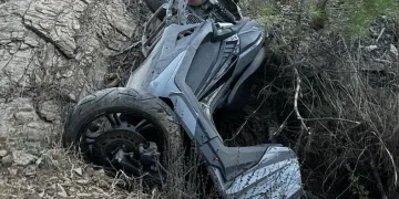 Motosikletiyle 30 metrelik uçurumdan yuvarlanan sürücü yaralandı