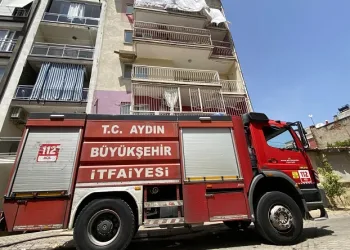 Apartman boşluğunda çıkan yangın panikletti