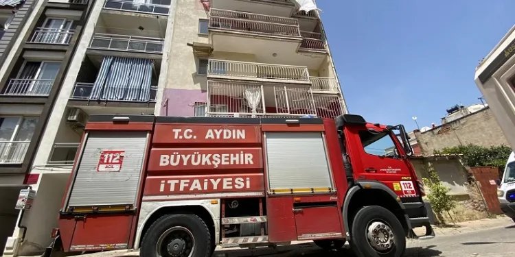 Apartman boşluğunda çıkan yangın panikletti