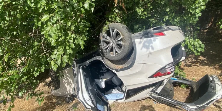 Refüje çarpan otomobil takla attı