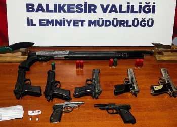 Halının içine saklanan uyuşturucu taciri yakayı ele verdi