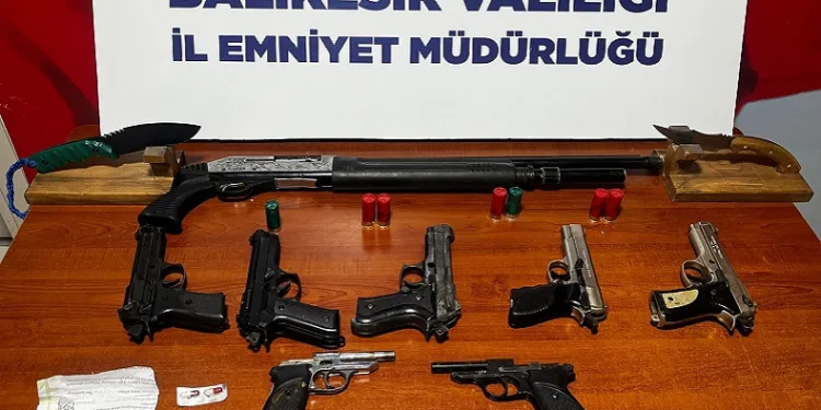 Halının içine saklanan uyuşturucu taciri yakayı ele verdi