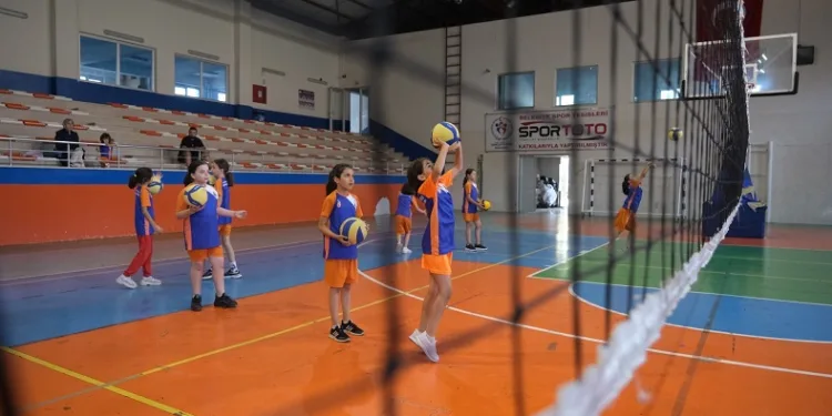 İnegöl Belediyesi’nin Belediyespor bünyesinde düzenlediği ve 3 dönem şeklinde 8 ayrı branşta yapılacak yaz spor okullarında Pazartesi günü itibariyle kayıtlar alınmaya başlayacak.