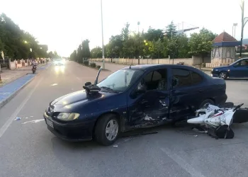 Motosikletin 15 yaşındaki sürücüsü trafik kazasında ağır yaralandı