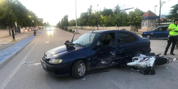 Motosikletin 15 yaşındaki sürücüsü trafik kazasında ağır yaralandı