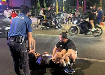 Yolun karşısına geçmek isteyen yayaya motosiklet çarptı