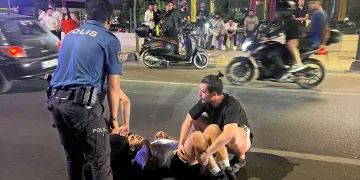 Yolun karşısına geçmek isteyen yayaya motosiklet çarptı