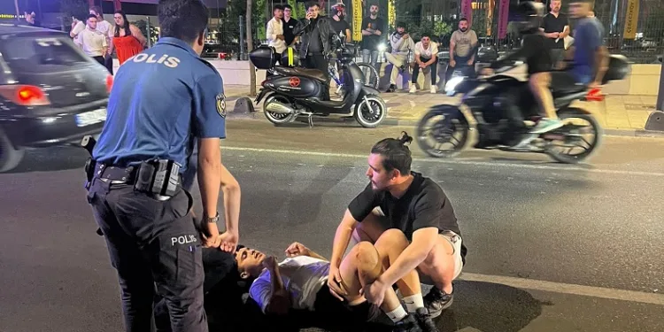 Yolun karşısına geçmek isteyen yayaya motosiklet çarptı