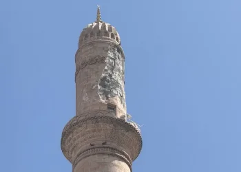 Mardin’de minareye yıldırım düştü