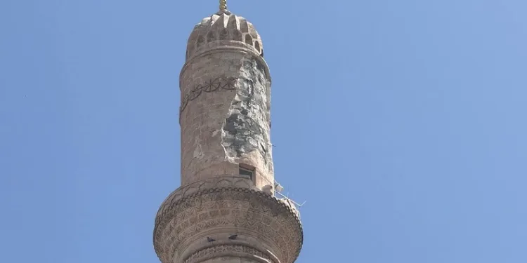Mardin’de minareye yıldırım düştü