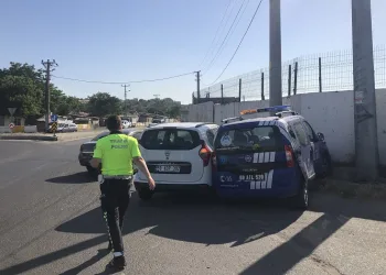Ehliyetsiz sürücü zabıta aracıyla çarpıştı: 1 yaralı
