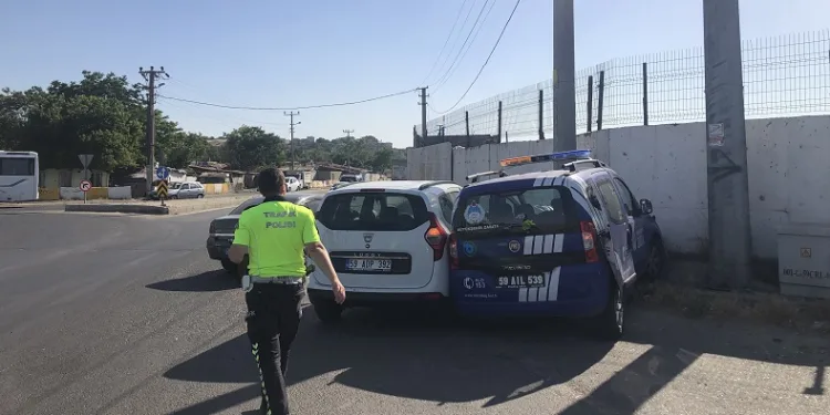 Ehliyetsiz sürücü zabıta aracıyla çarpıştı: 1 yaralı
