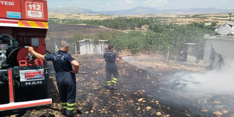 Anız yangını bahçeye sıçradı