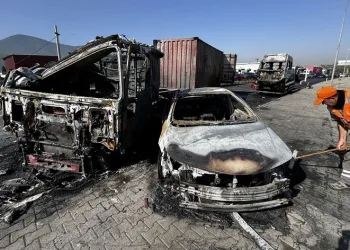 İzmir’de kaza yapan 3 araç yanarak küle döndü