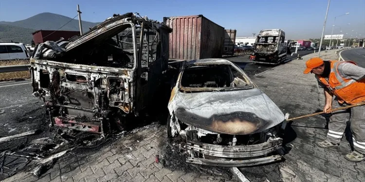 İzmir’de kaza yapan 3 araç yanarak küle döndü