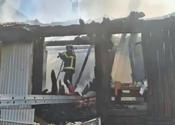 2 katlı ev yanarak küle döndü