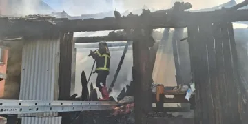 2 katlı ev yanarak küle döndü