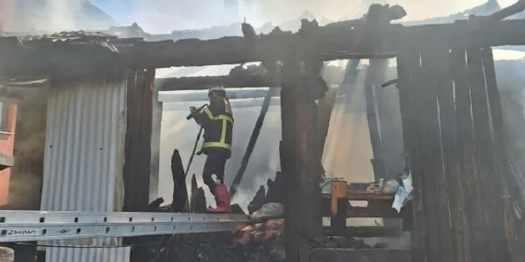 2 katlı ev yanarak küle döndü