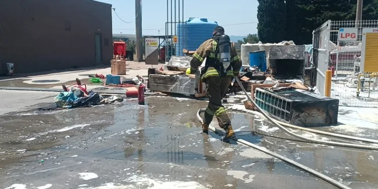 Tadilat halindeki benzinlikte çıkan yangın korkuttu