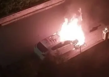 Isparta’da alev alan otomobil kullanılamaz hale geldi