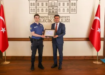 İzinli olduğu gün hırsızları yakalayan polise ‘Başarı Belgesi’
