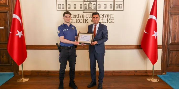 İzinli olduğu gün hırsızları yakalayan polise ‘Başarı Belgesi’