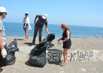 Çevreciler sahili temizledi