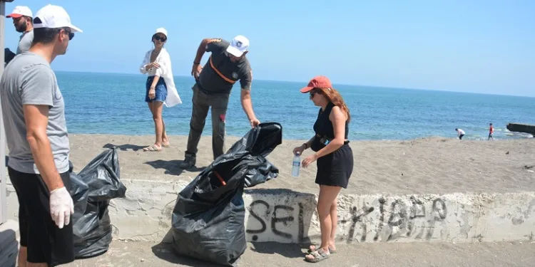 Çevreciler sahili temizledi