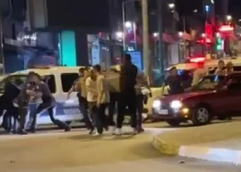 Trafik kazası sonrası kavga çıktı: 2 yaralı