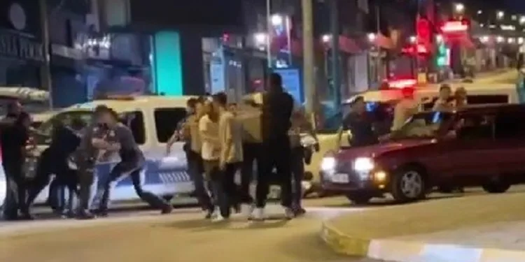 Trafik kazası sonrası kavga çıktı: 2 yaralı