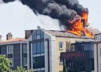 İstanbul’da 7 katlı binanın çatı katından alevler yükseldi